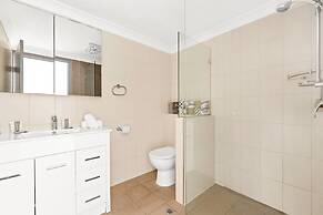 Lovely 2-bed With Balcony