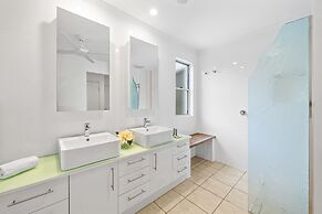 Spacious 3-bed Home With Patio Near Beach