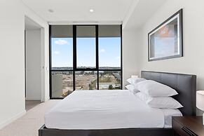 Luxe 2-bed: Modern Interiors, Balcony & BBQ Area