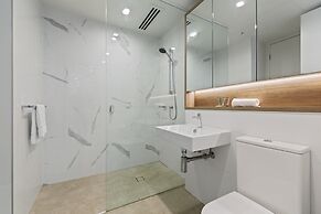 Luxe 2-bed: Modern Interiors, Balcony & BBQ Area