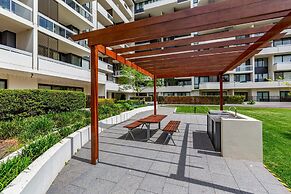 Luxe 2-bed: Modern Interiors, Balcony & BBQ Area