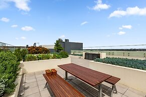 Luxe 2-bed: Modern Interiors, Balcony & BBQ Area