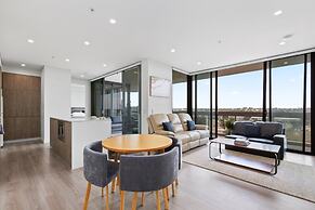Luxe 2-bed: Modern Interiors, Balcony & BBQ Area