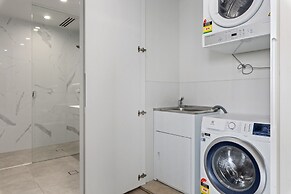 Luxe 2-bed: Modern Interiors, Balcony & BBQ Area