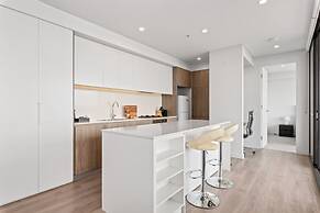 Luxe 2-bed: Modern Interiors, Balcony & BBQ Area