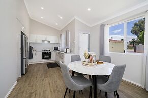 Bright and Spacious 2-bed Thornlie Family Home