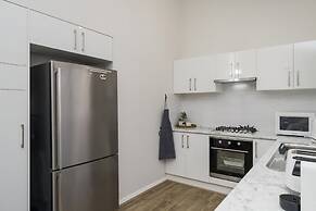 Bright and Spacious 2-bed Thornlie Family Home