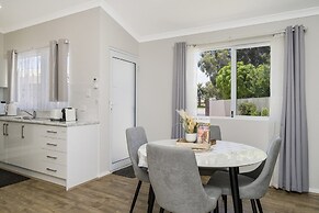 Bright and Spacious 2-bed Thornlie Family Home