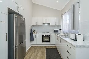 Bright and Spacious 2-bed Thornlie Family Home