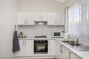 Bright and Spacious 2-bed Thornlie Family Home