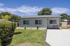 Bright and Spacious 2-bed Thornlie Family Home
