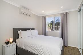 Bright and Spacious 2-bed Thornlie Family Home