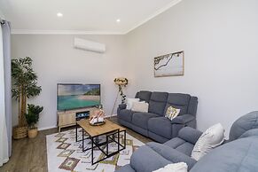 Bright and Spacious 2-bed Thornlie Family Home