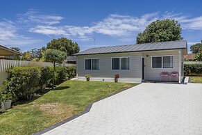 Bright and Spacious 2-bed Thornlie Family Home