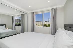 Bright and Spacious 2-bed Thornlie Family Home