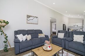 Bright and Spacious 2-bed Thornlie Family Home