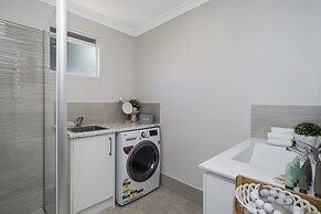 Bright and Spacious 2-bed Thornlie Family Home