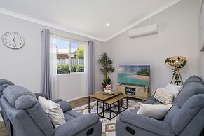 Bright and Spacious 2-bed Thornlie Family Home