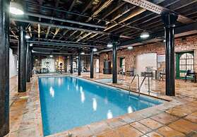 Riverside 2-bed Apartment With Balcony & Parking