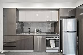 Light-filled 1-bed Apartment With Pool & Gym