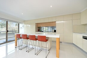 Spacious 2-bed Apartment Near Dining & Attractions