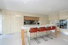 Spacious 2-bed Apartment Near Dining & Attractions
