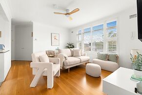 Bright 2-bed Flat With Balcony in Vaucluse