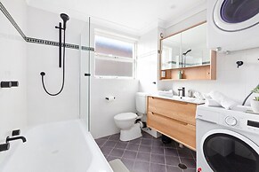 Bright 2-bed Flat With Balcony in Vaucluse