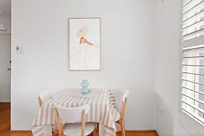 Bright 2-bed Flat With Balcony in Vaucluse