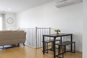 Spacious Corio Townhouse Near Ferry & Waterfront