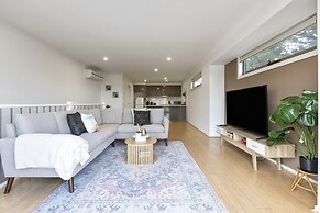 Spacious Corio Townhouse Near Ferry & Waterfront