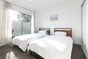 Spacious Corio Townhouse Near Ferry & Waterfront
