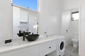 Charming 2-bed House in North Hobart