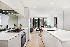 Spacious Modern Apartment With Pool & Gym Access