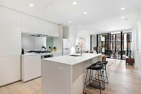 Spacious Modern Apartment With Pool & Gym Access