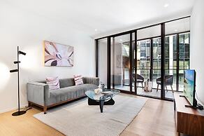 Spacious Modern Apartment With Pool & Gym Access