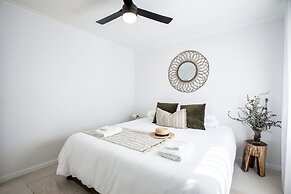 Coastal 2-bed Apartment With Courtyard