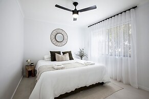 Coastal 2-bed Apartment With Courtyard