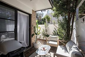 Coastal 2-bed Apartment With Courtyard