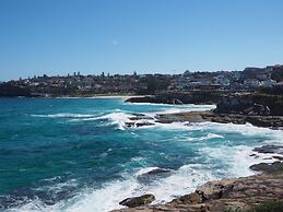 Bronte Beach Coastal Apartment With Ocean View