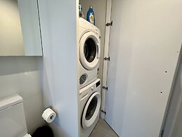Stylish 1-bed With Pool, Gym & Free Parking