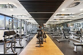 Stylish 1-bed With Pool, Gym & Free Parking