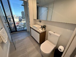 Stylish 1-bed With Pool, Gym & Free Parking