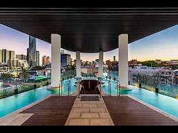 Stylish 1-bed With Pool, Gym & Free Parking