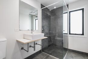 Northcote 3-bed Townhouse Near Cafes & Shops