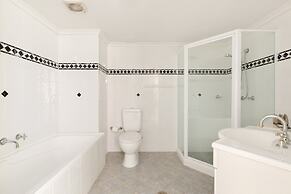 Spacious 3-bed With Alfresco Dining by Amenities