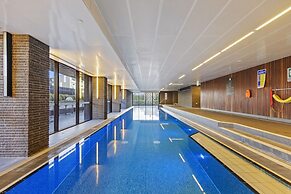 Chic 1-bed With Balcony Views and Amenities