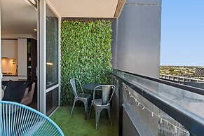 Chic 1-bed With Balcony Views and Amenities