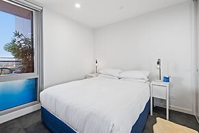 Chic 1-bed With Balcony Views and Amenities