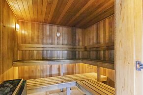 Chic 1-bed With Balcony Views and Amenities